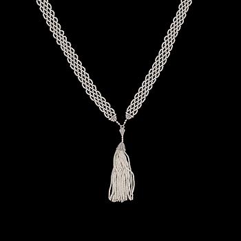 957. SAUTOIR, orientaliska pärlor i intrikat flätat arbete med hänge i platina med rosenslipade diamanter, ca 1915.