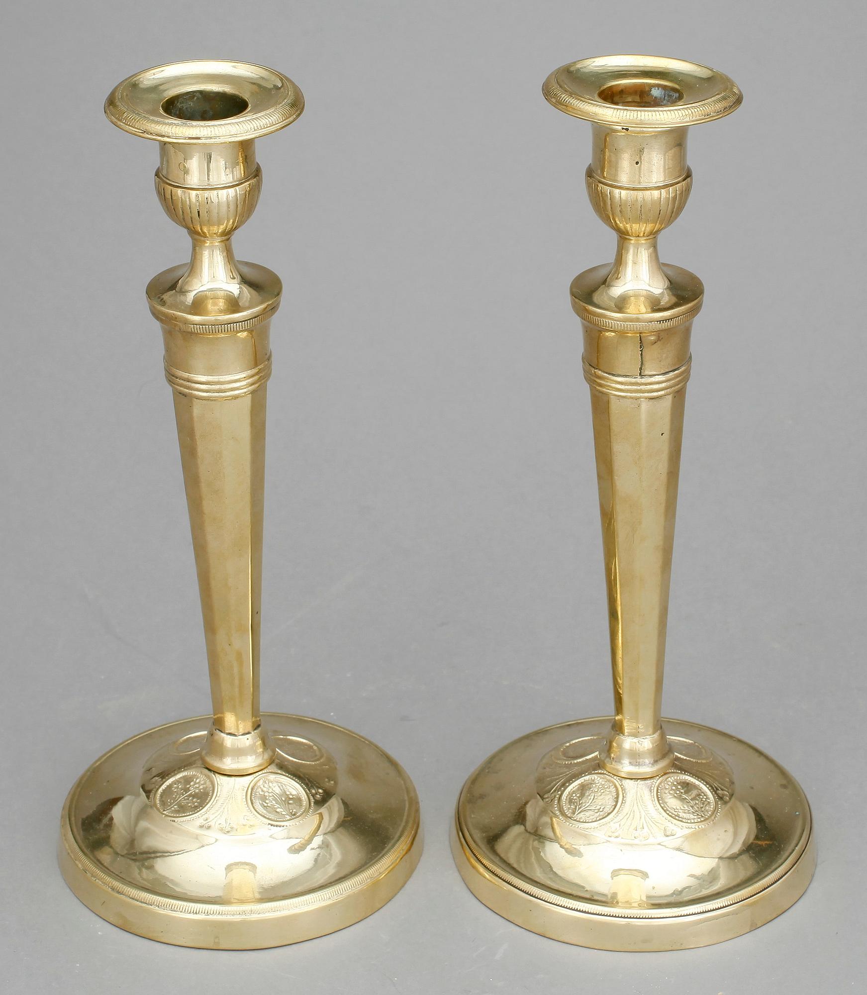 LJUSSTAKAR, ett par, mässing, directoire omkring 1800.