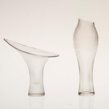 VAS, 2 st, glas, "Kantarell" och "Fölfot", signerad Tapio Wirkkala, Iittala. 1900-talets mitt.
