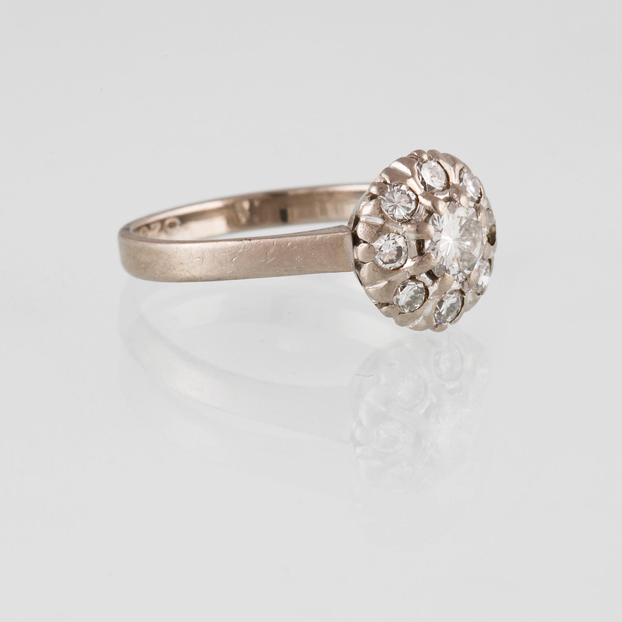 RING, 18K vitguld med 9 briljantslipade diamanter 0.75 ct, Juvel Magnus AB, Göteborg, 1970. Vikt 4 g.