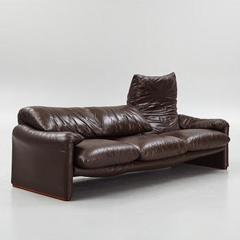 A Vico Magistretti leather sofa, "Maralunga" Cassina, Italy 20th century latter part.