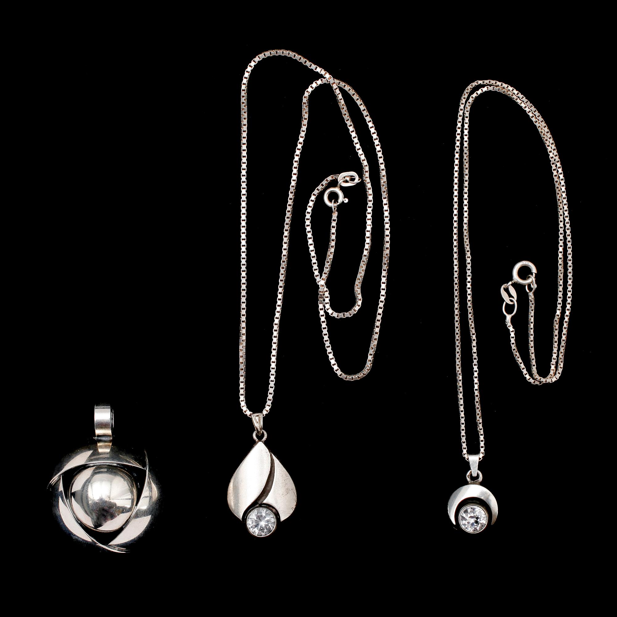 HÄNGEN, 2 st, silver, Carl Laine, Finland samt HÄNGE, silver, Kulta Kupittan, Finland. Vikt ca 25 g.