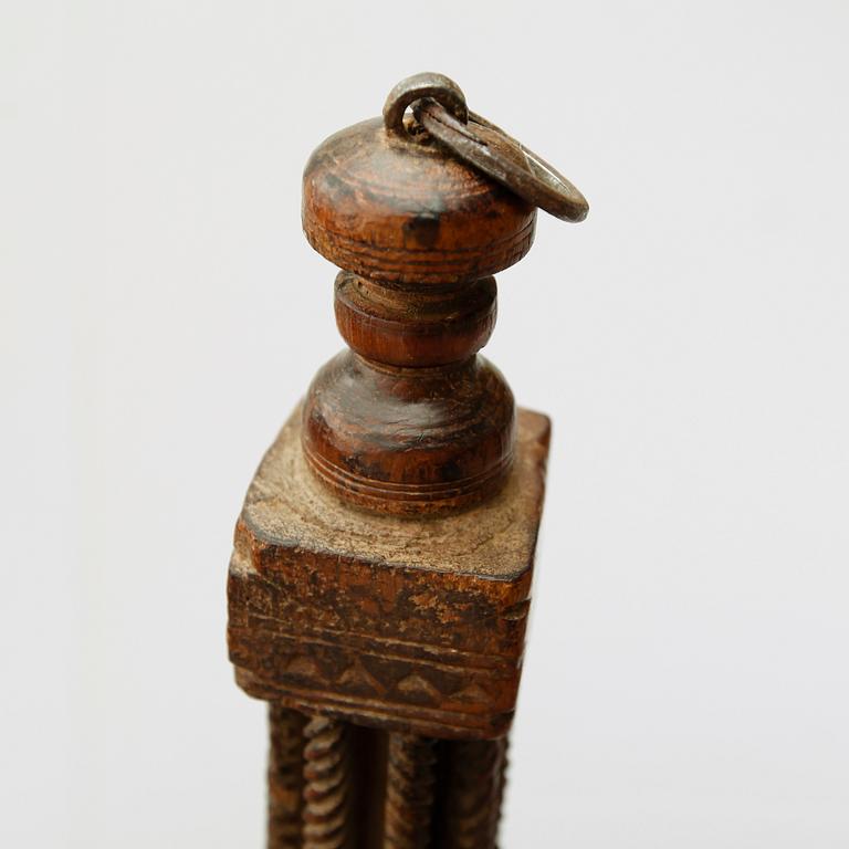 TAKKRONA, skuret trä, sannolikt Norge 1600-/1700-tal. Höjd ca 43 cm.