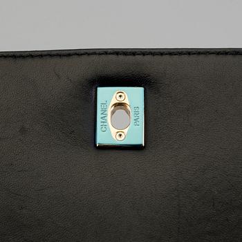 A bag by Chanel, "Grand sac à rabat avec poignée" 2017.