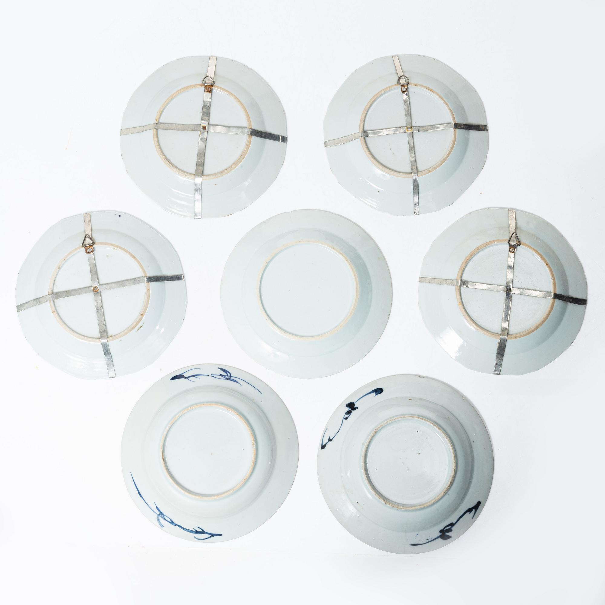 14 blue and white berry plates and five small plates, porcelain, China, Qianlong (1736-95) and Jiaqing (1796-1820).