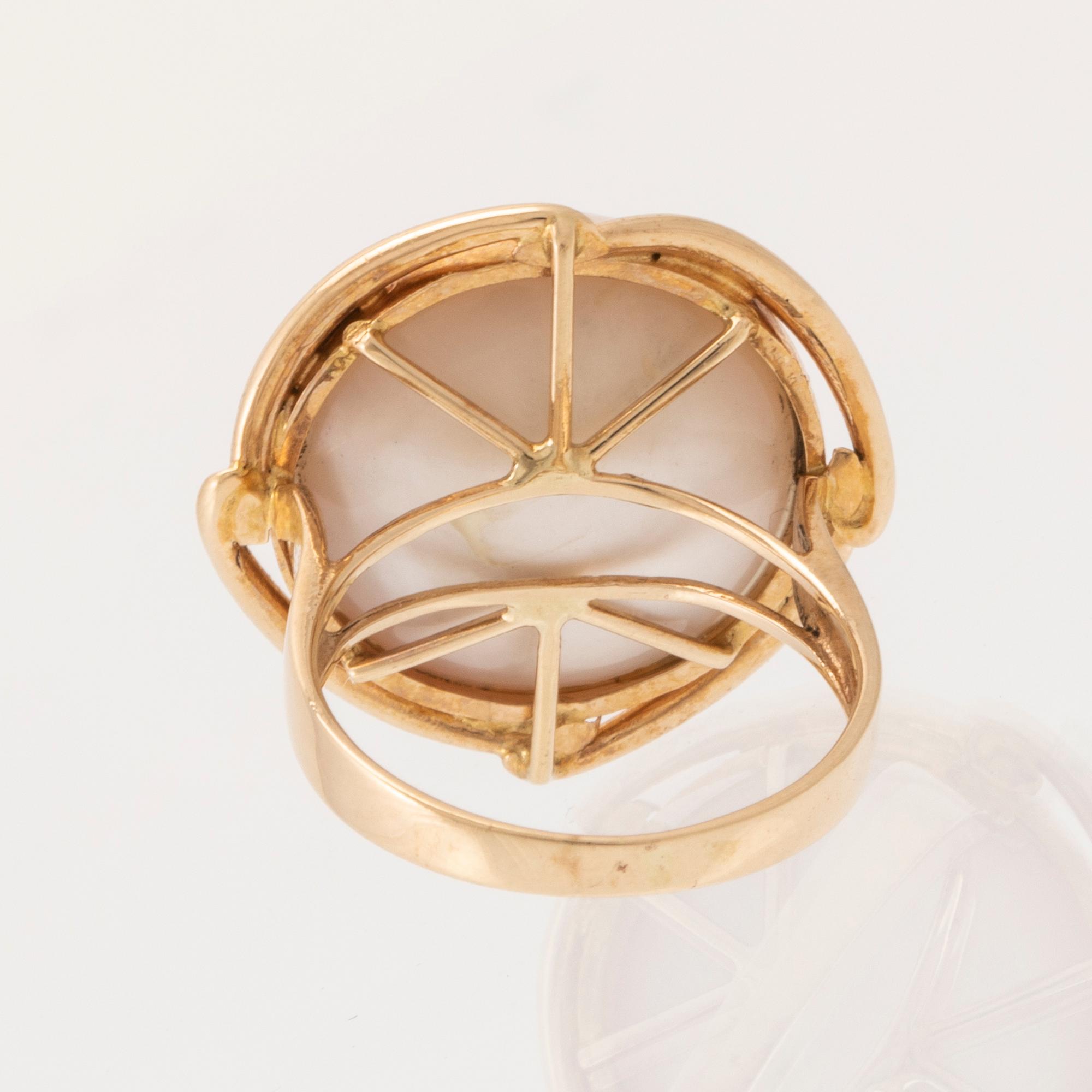 Ring 14K guld med en odlad mabépärla.