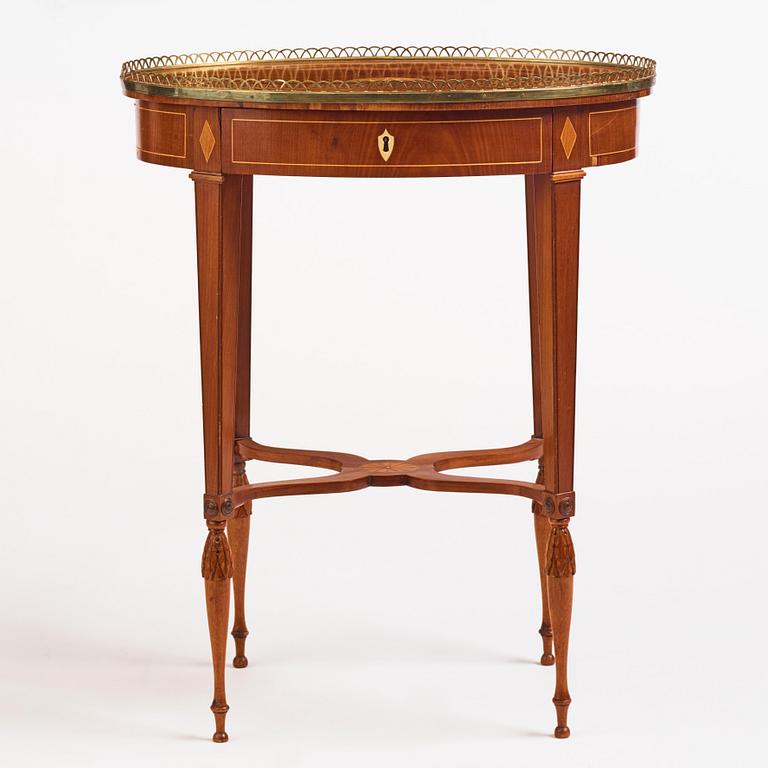 A late Gustavian mahogany table attributed to L. Qvarnberg (master in Stockholm 1801-1813).