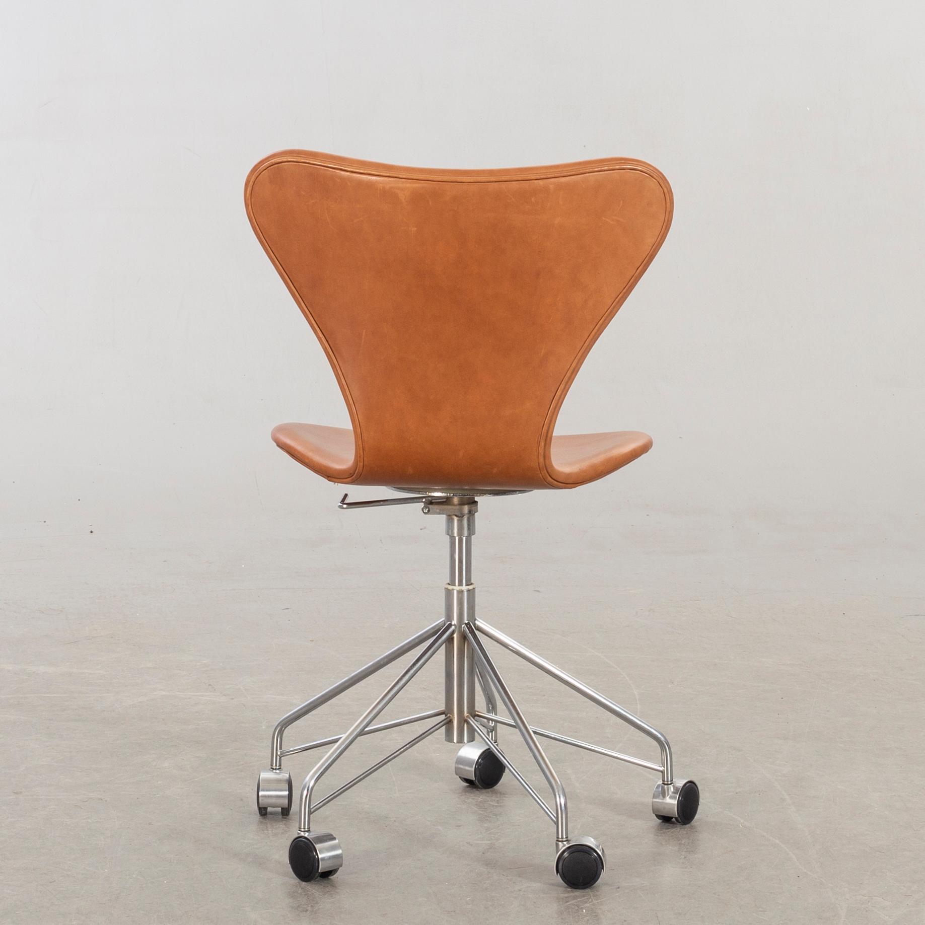 Arne Jacobsen, a "Sjuan" office chair.