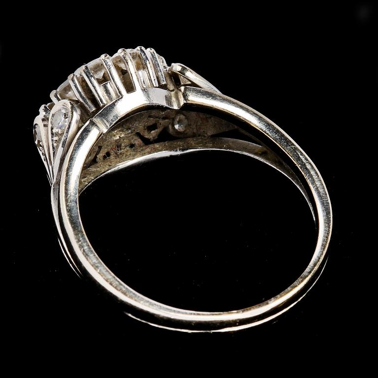 RING, 18k guld med 11 briljantslipade diamanter, tot ca 0.80 ct. Vikt 7 g.
