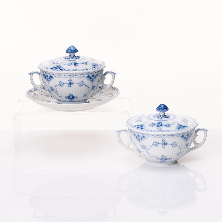 Royal Copenhagen, a 107 pieces 'Musselmalet' porcelain service, 20th century.