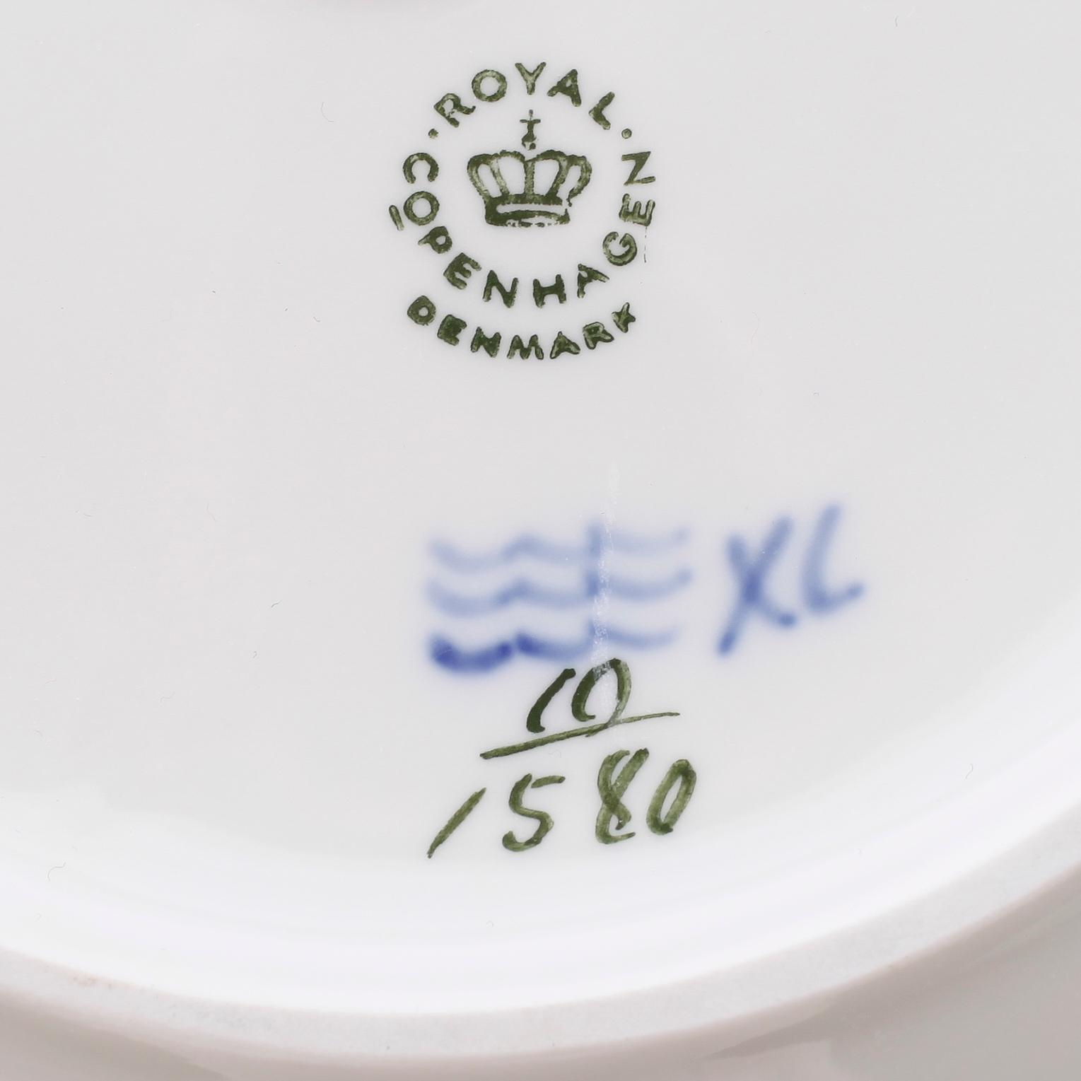 SKÅL samt FAT, porslin, "Blå blomst", Royal Copenhagen.