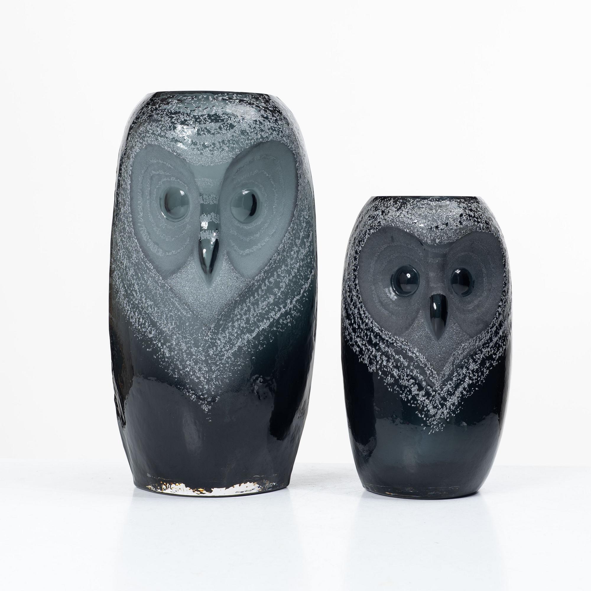 Mats Jonason, figuriner / vaser, 2 st, glas, "Safari" Uggla, Mats  Målerås, signerad MJ Sweden.