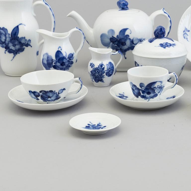 MAT- och KAFFESERVIS, 129 delar, porslin, "Blå Blomst", Royal Copenhagen, 1900-talets andra hälft.