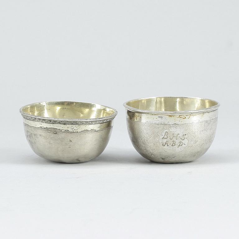 TUMLARE, 2 st, silver, ostämplad resp med oidentifierad stämpel, Sverige. Totalvikt ca 50 gram.