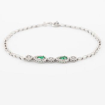 Armband 18K guld med gröna stenar.