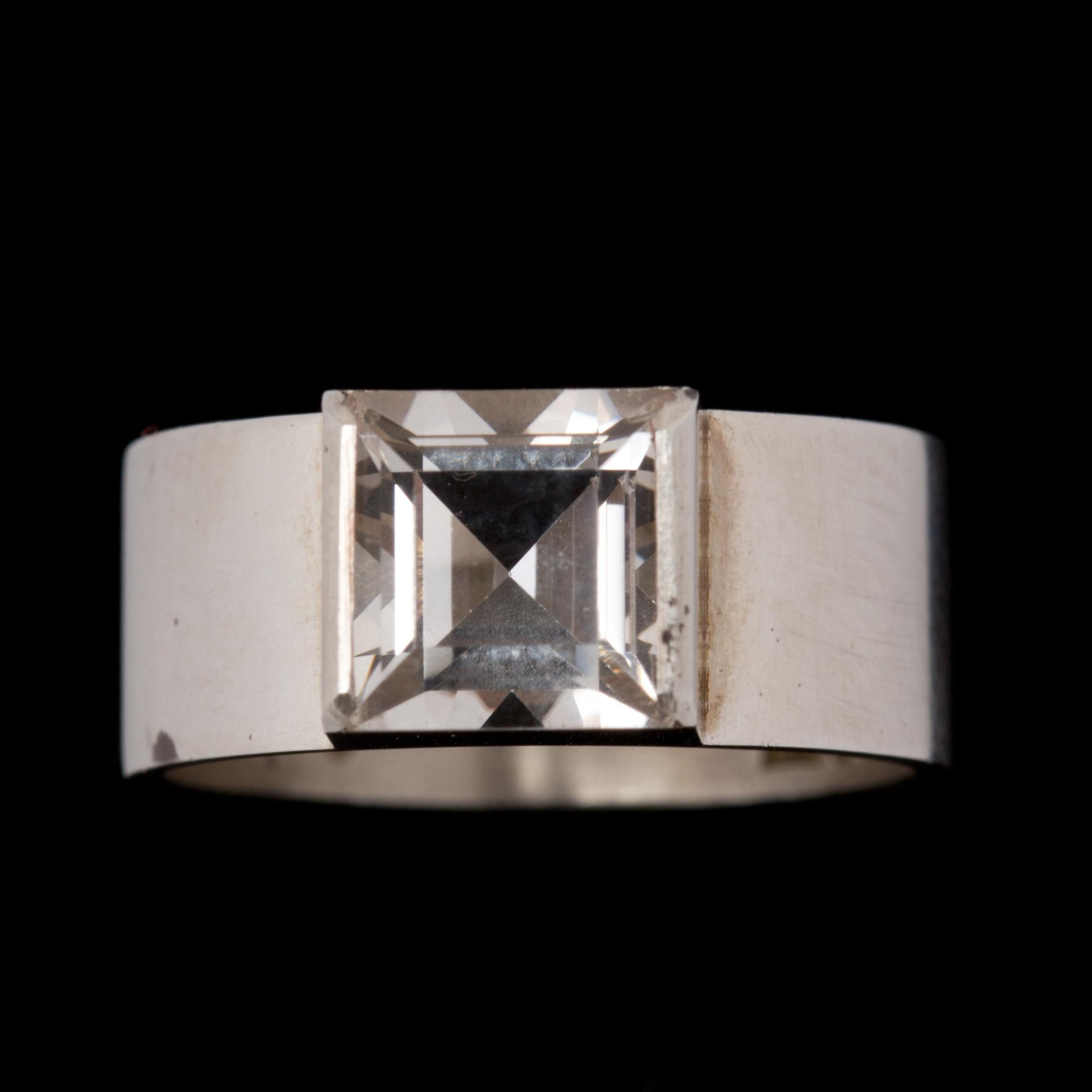 RING, sterling med bergkristall, Wiwen Nilsson, Lund, 1974. Vikt ca 2,9g.