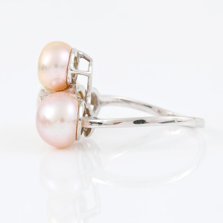 RING, Bliss, Italy, 18K vitguld med tre persikofärgade odlade pärlor och en diamant ca 0.03ct.