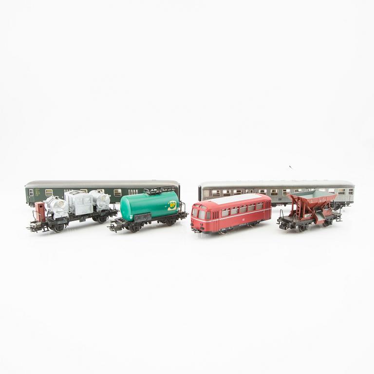 Märklin, 4 pcs. locomotives, including model 3031 and 3074, 6 cars of various models.