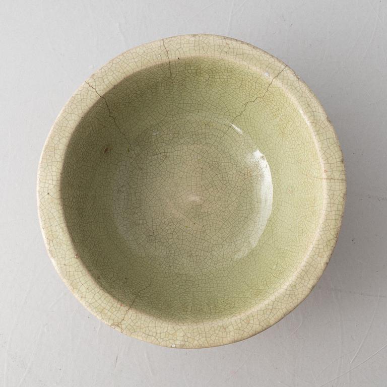 Bowl, celadon, stoneware, China, Qing dynasty, 19th century.