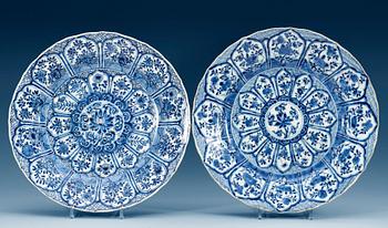 1486. A pair of blue and white chargers, Qing dynasty, Kangxi (1662-1722). (2).
