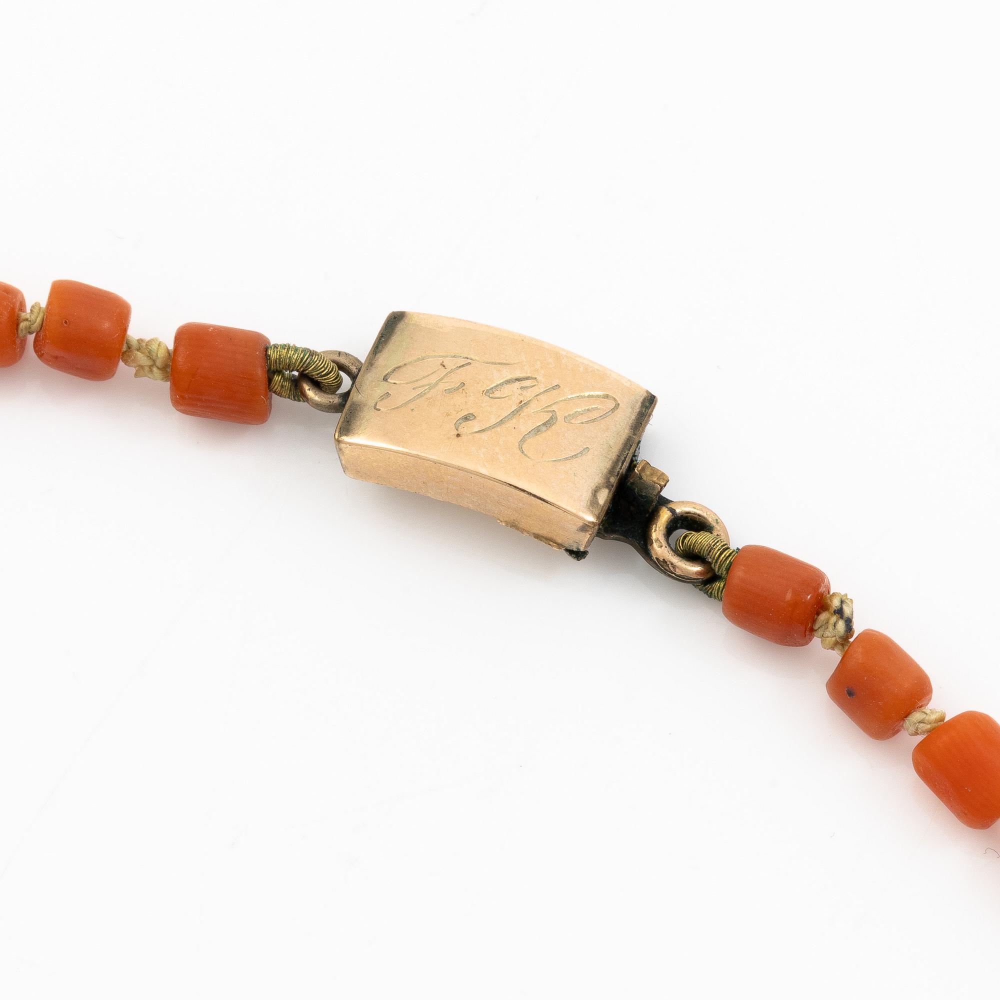 Collier, med korall.