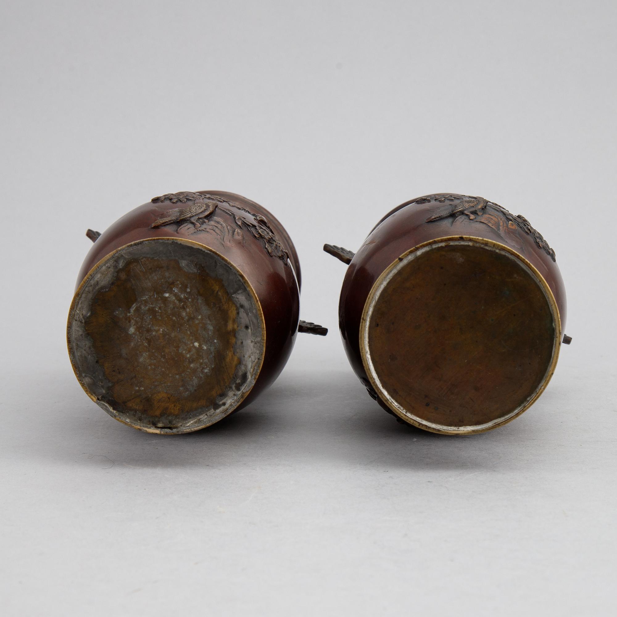 Vaser, ett par, koppparlegering. Japan, Meiji (1868-1912).