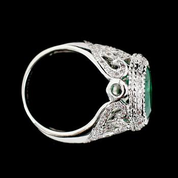 RING, 18 k vitguld, smaragd ca 4.00 ct, diamanter tot ca 0,55 ct.