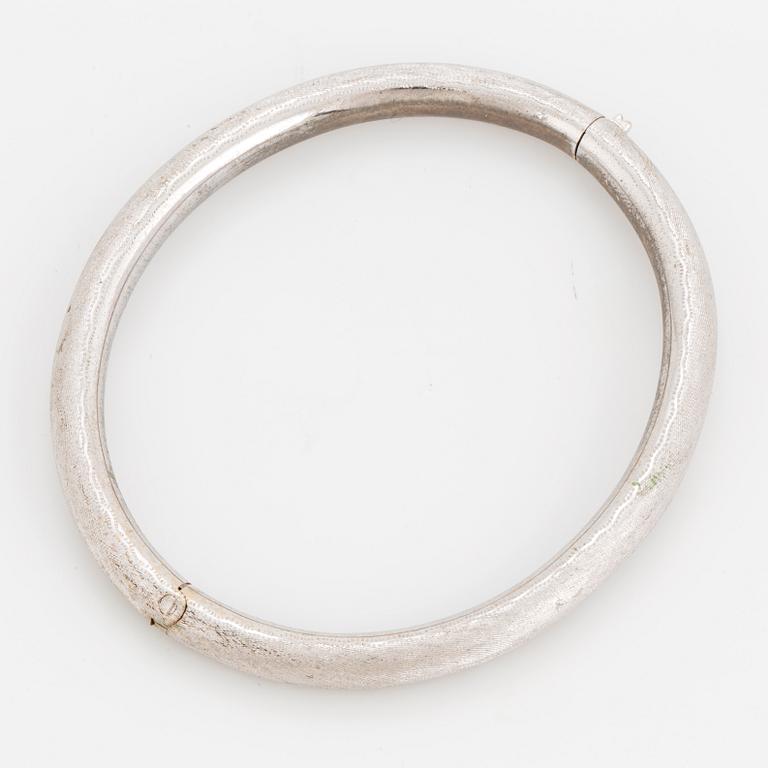 An 18K white gold bangle.