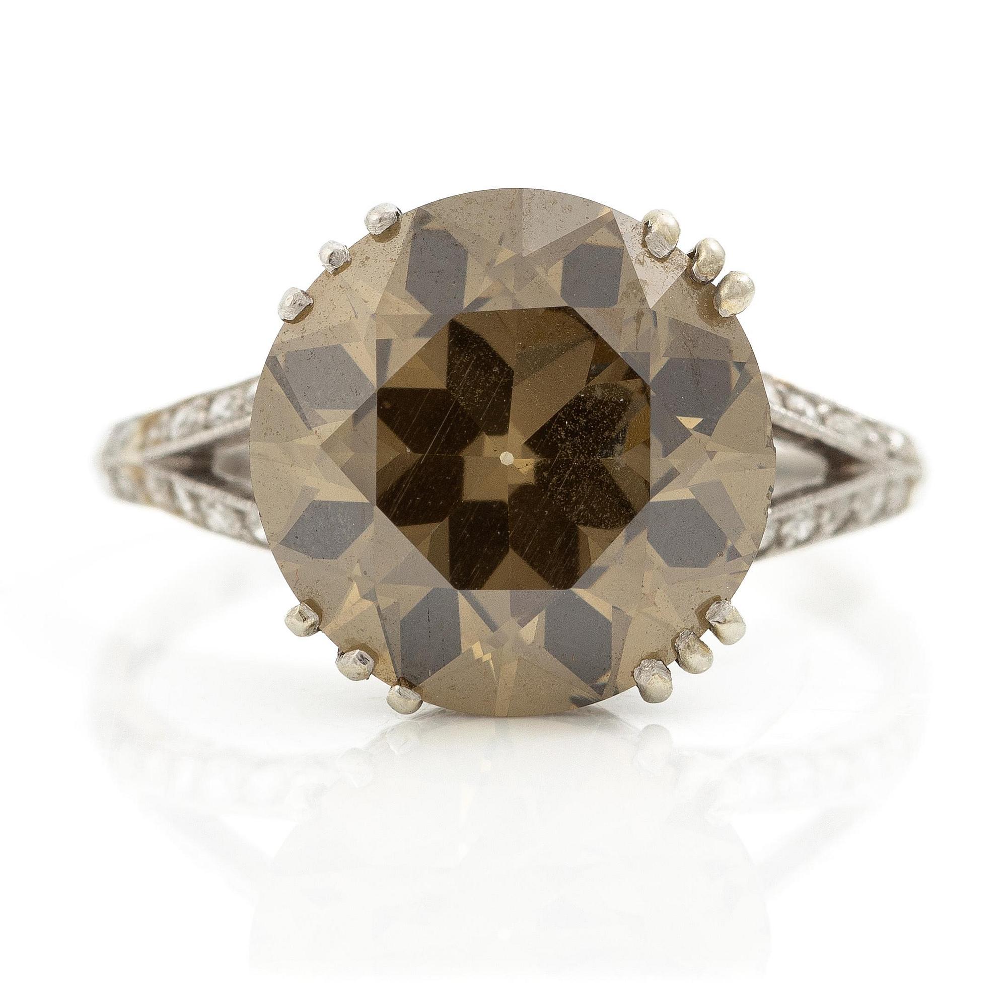 Ring platina med gulgrönbruntonad rund briljantslipad diamant ca 5.50 ct. CG Hallberg, Stockholm 1951.