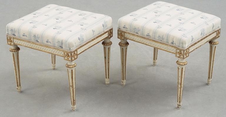 TABURETTER, ett par, av Johan Lindgren (mästare i Stockholm 1770-1800). Gustavianska.