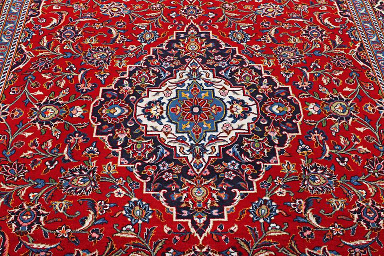 A Kashan carpet, c. 374 x 257 cm.