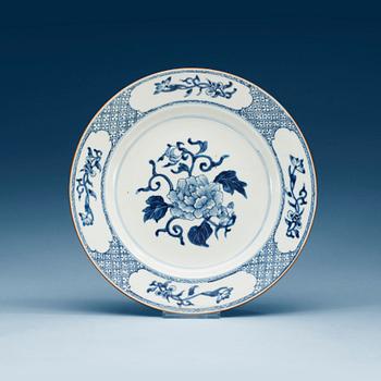 1595. A set of 16 large blue and white dinner plates, Qing dynasti, first half of 18th Century.