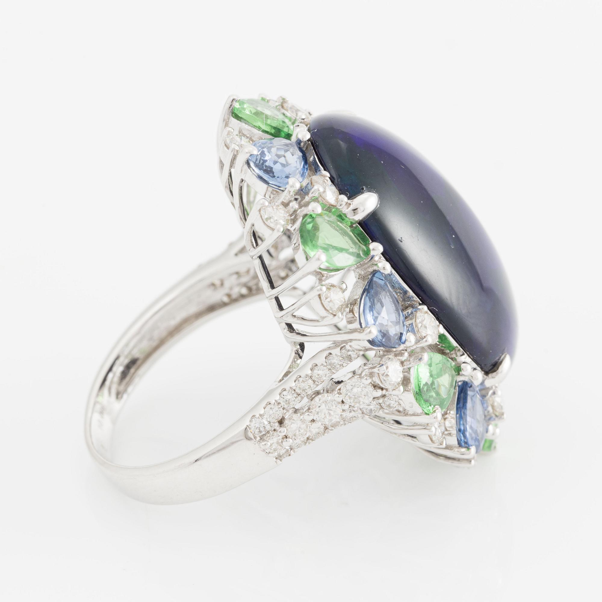 Ring, 18K vitguld med opal, tsavorit, safir och briljantslipade diamanter.