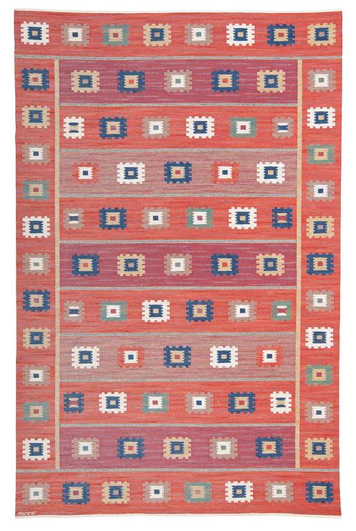 CARPET. "Röd Grön Äng". Flat weave. 355,5 x 231,5 cm. Signed AB MMF.
