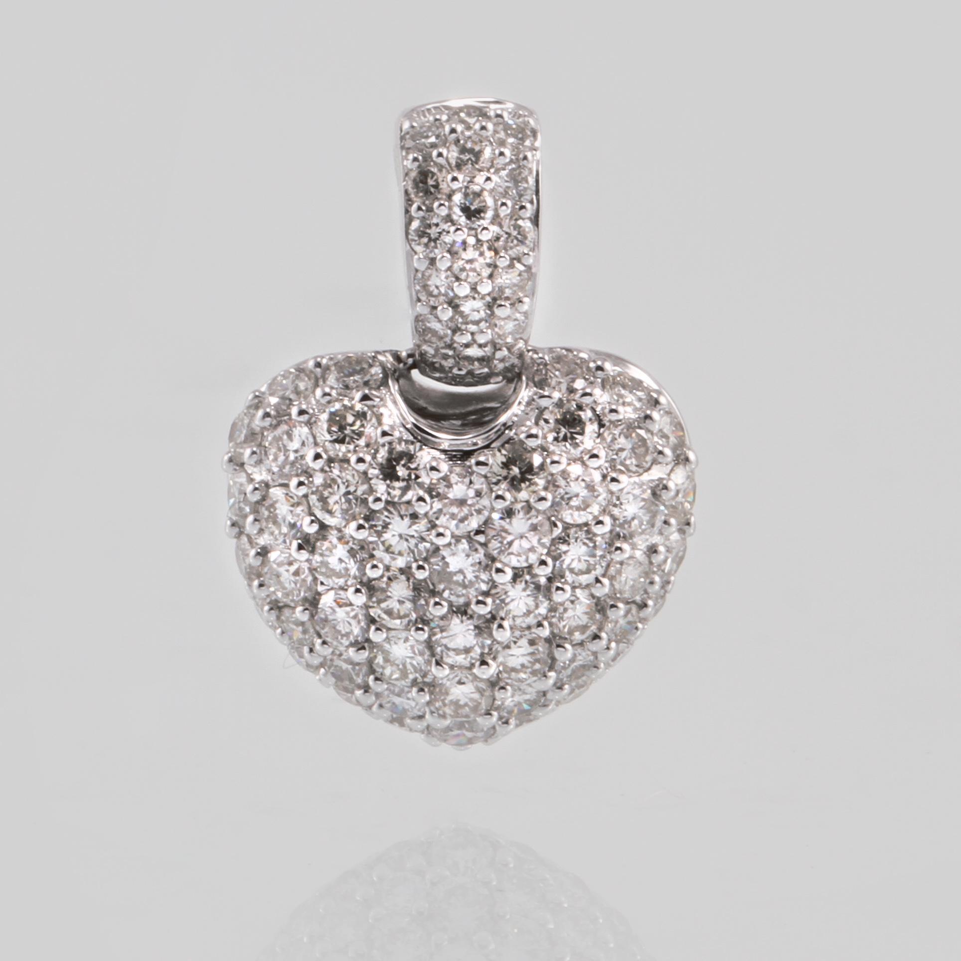 HÄNGE, 18k vitguld med 70 briljantslipade diamanter, 1.03 ct. Vikt 3 g.