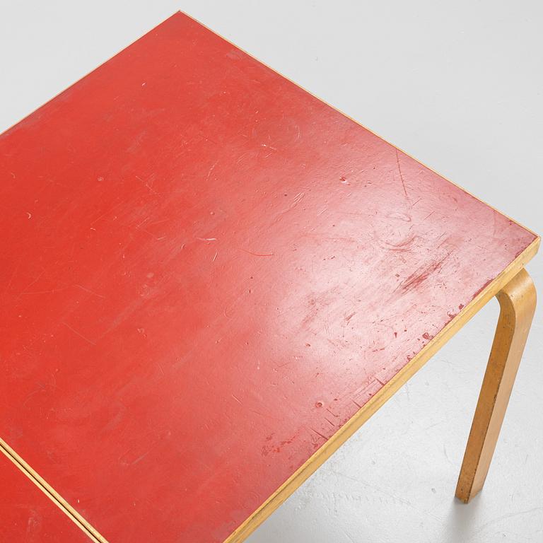 Alvar Aalto, stolar, 3 st, modell 66, samt matbord, Artek, Finland.