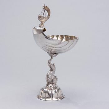 SNÄCKPOKAL PÅ FOT, silver, Tyskland 1900-talets mitt, vikt 324 g.
