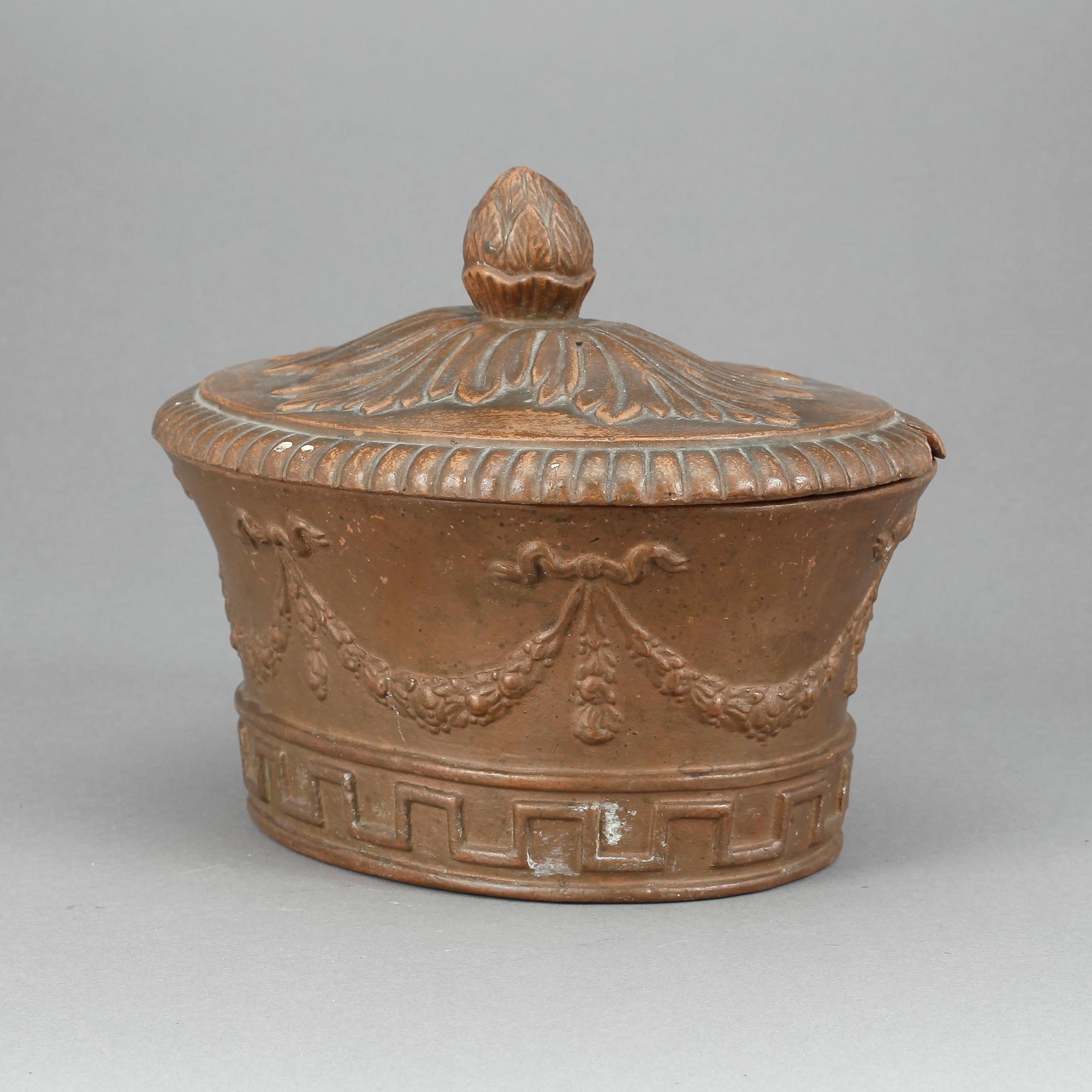 PASTEJFORMAR, lergods, empire, 1800-talets första hälft.