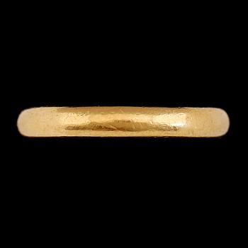 RING, 23K guld. Vikt ca 7 g.