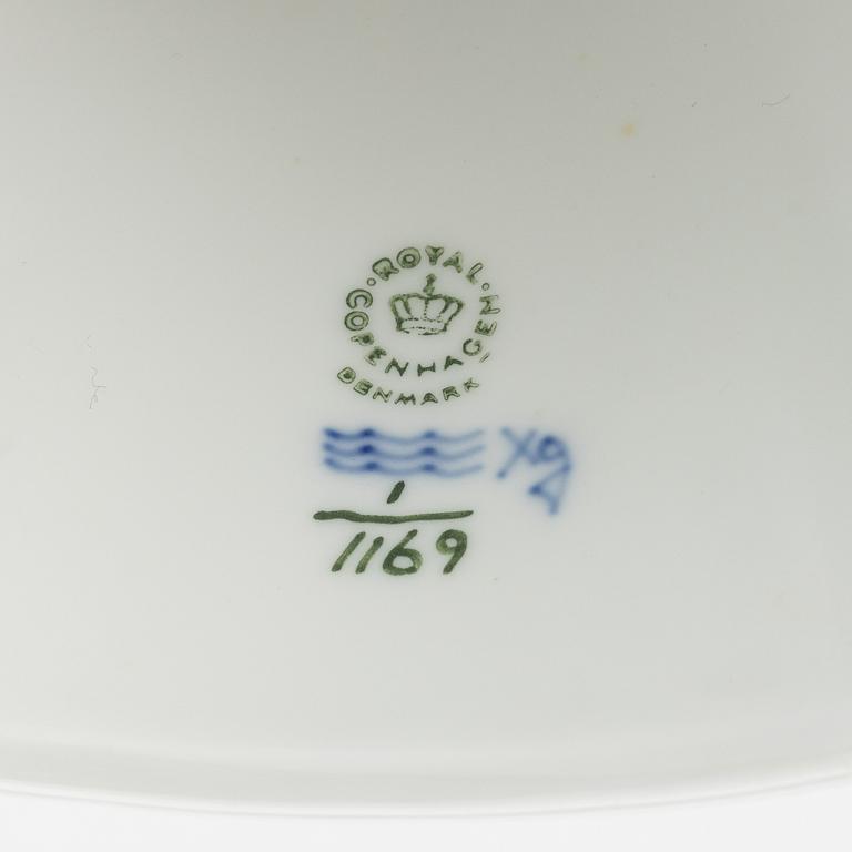 Royal Copenhagen, kandelaber, porslin, modell 1169, "Musselmalet" helblond, 1900-talets andra hälft.