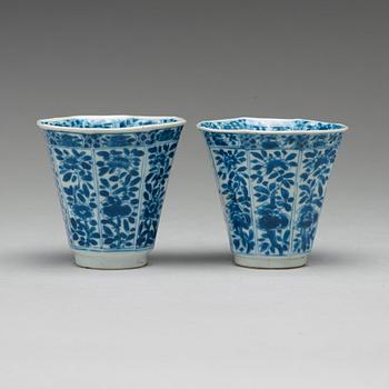 A pair of blue and white cups with stands, Qing dynasty, Kangxi (1662-1722).