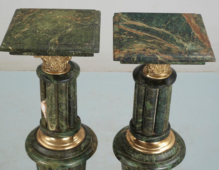 PIEDESTAL, ett par, 1800/1900-tal.