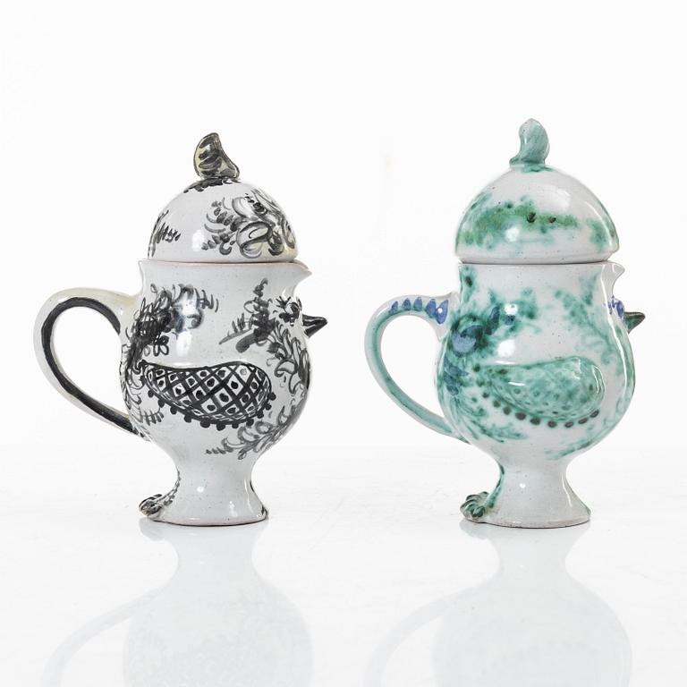 Björn Wiinblad, kannor med lock, två stycken, fajans, signerade och daterade -52 respektive -53.