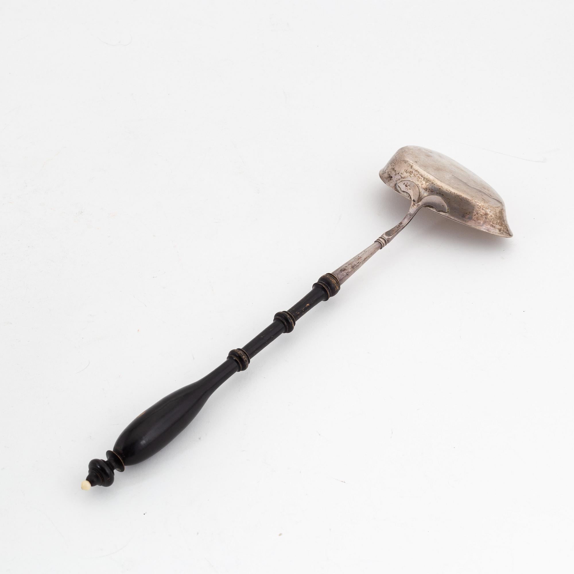 Terrin med lock, porslin, 'Musselmalet', Kunglig Dansk, Danmark, 1900-tal och Soppslev, silver, Sverige, 1861.