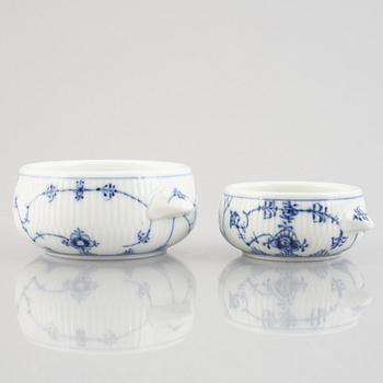 A group of three dishes and two bowls, 'Blue Fluted Plain'/'Musselmalet rifflet', Royal Copenhagen, 1898-1923 and later.