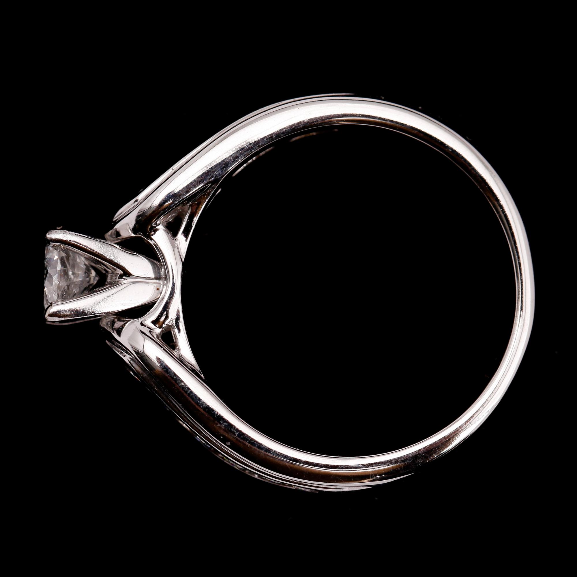 RING, 14 k vitguld, med briljantslipade diamanter tot ca 1.00 ct. Total vikt ca 5,63 gram.