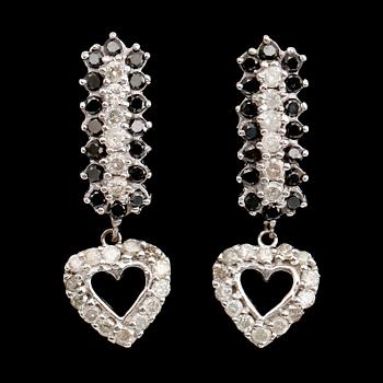 ÖRHÄNGEN, 1 par, 14 k vitguld, vita och svarta diamanter tot 2.33 ct.