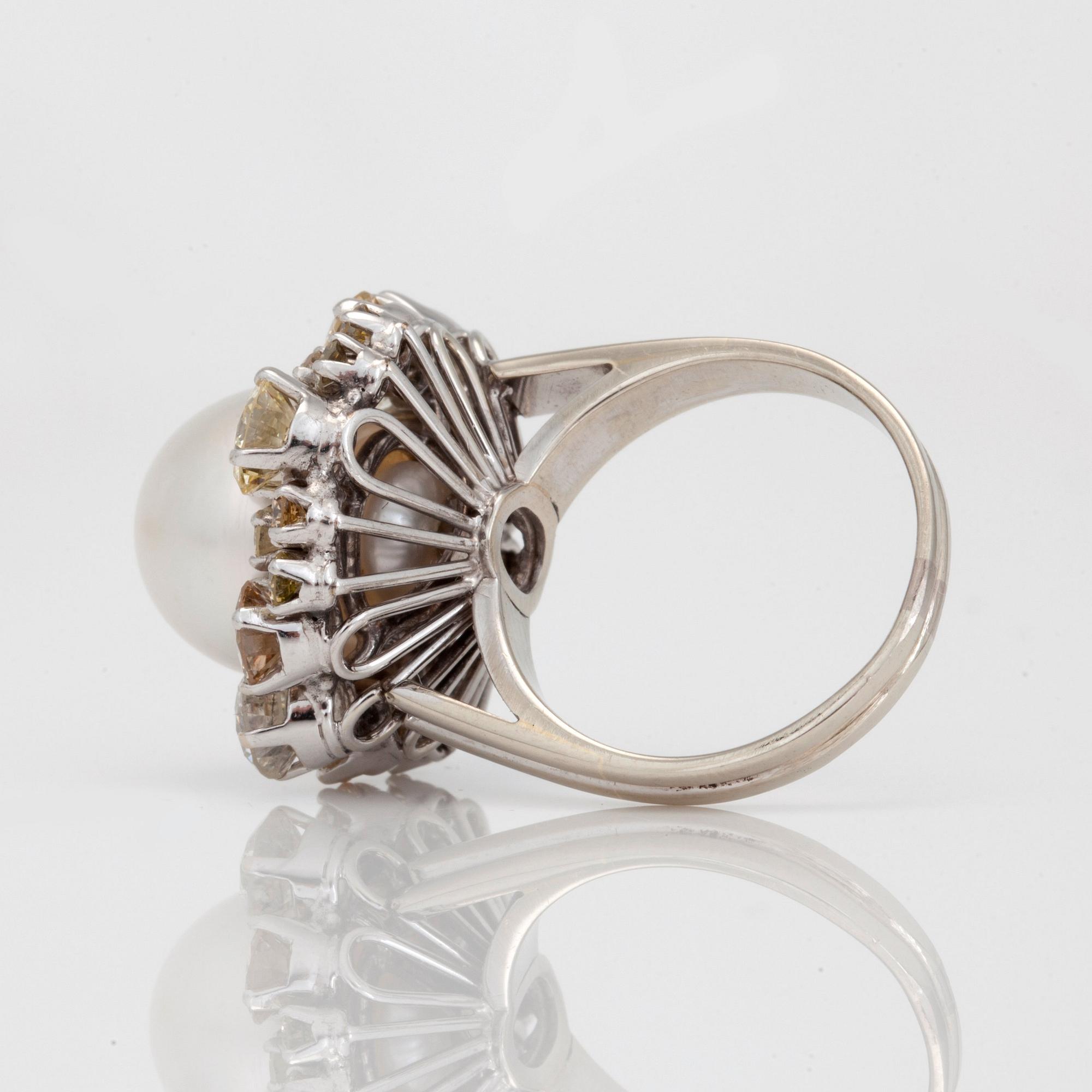 RING med troligen äkta saltvattenpärla samt olikfärgade briljantslipade diamanter totalt ca 2.80ct.
