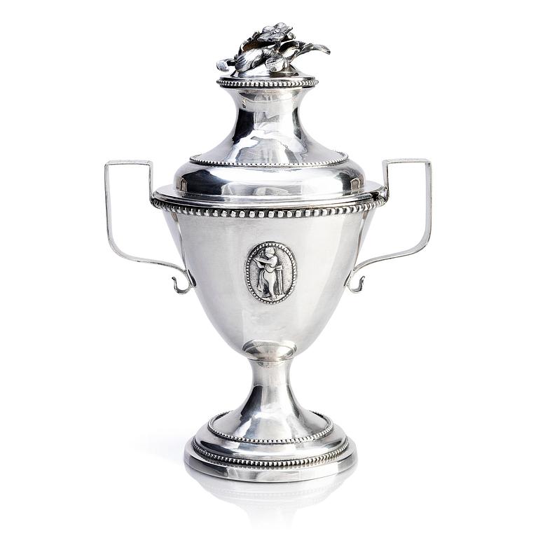 A Swedish 18th century silver sugar bowl with lid, marks of Petter Gillberg, Varberg 1790.