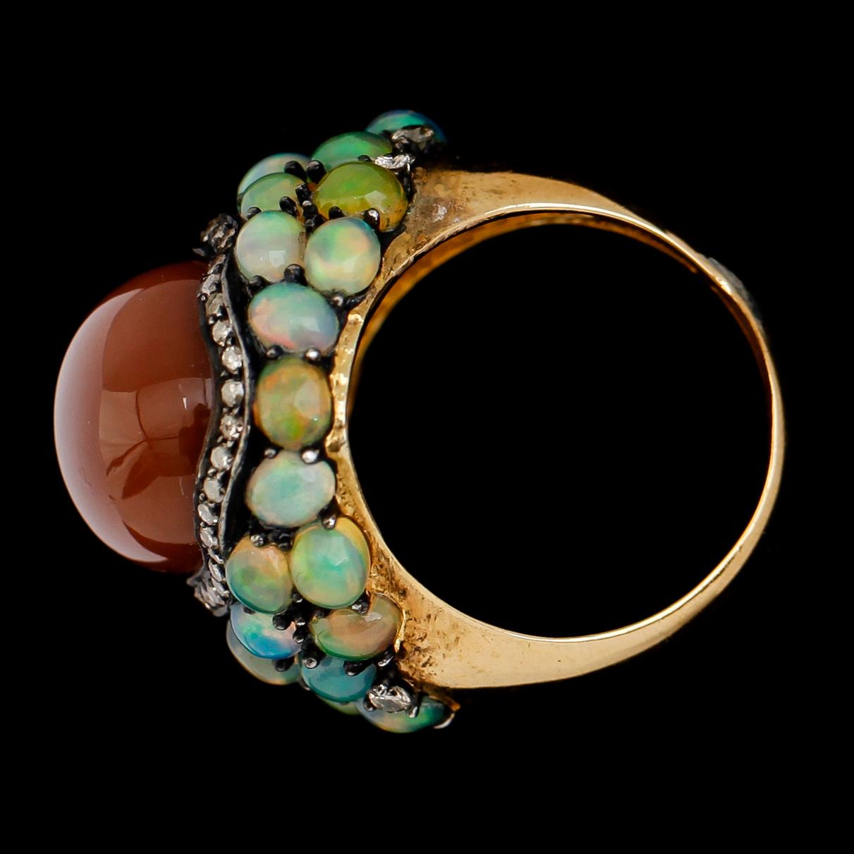 RING, 18 k guld, briljantslipade diamanter tot 0.53 ct, månsten och opaler.